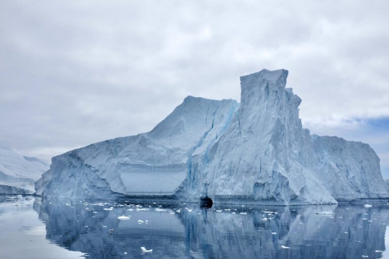 Ein großer Eisberg im Wasser - Grönland Bücher aus dem Inuit Verlag