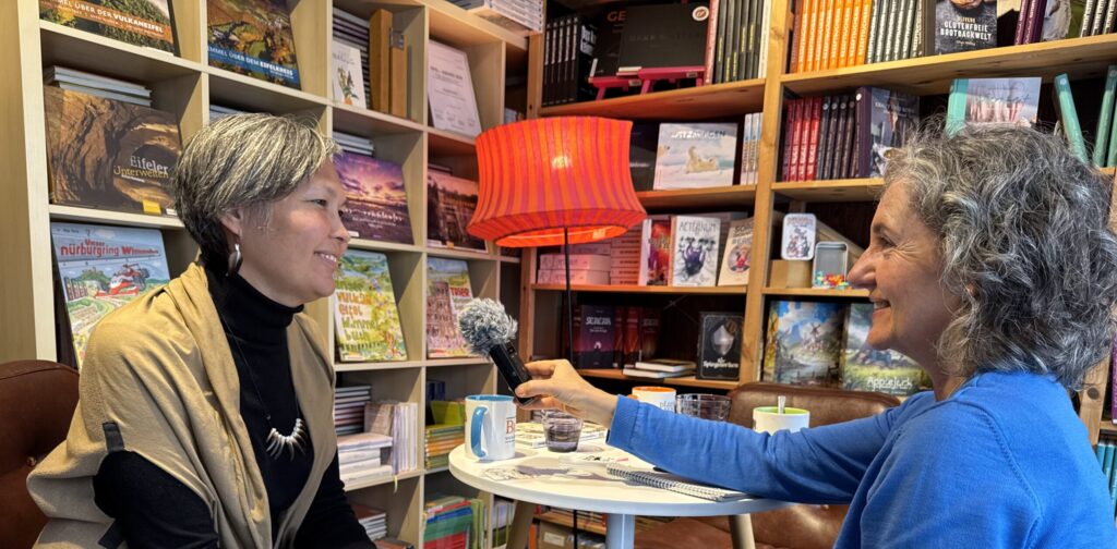 Laali Lyberth (links) und Nicole Mertes (rechts) im Gespräch für das SWR Radio