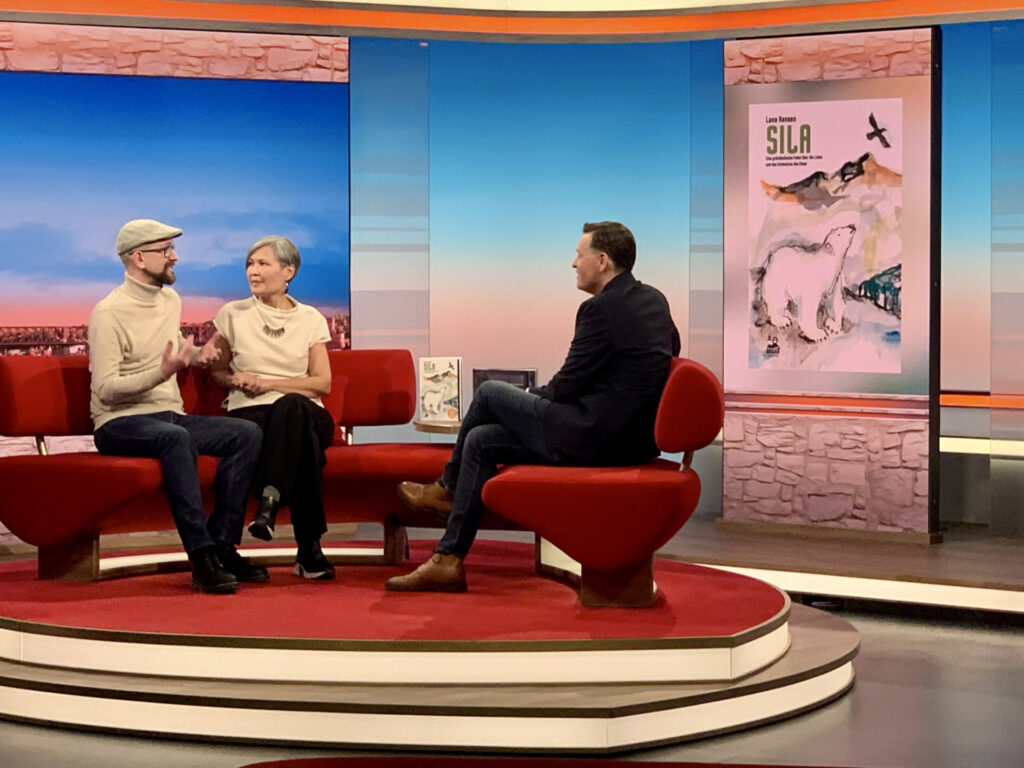 Gespräch auf rotem Sofa im Studio mit Laali Lyberth, Sven Nieder und Holger Wienphal